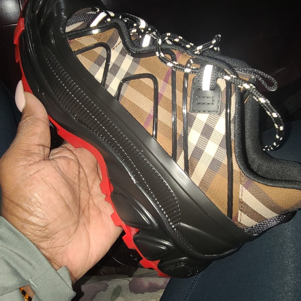 Authentic Burberry sneakers size 40.5..Red sole..